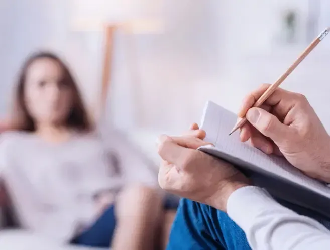 Close-up of an advisor’s hands taking notes, reflecting the personalized and confidential approach that builds lasting trust between coach and client.